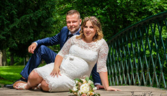 Hochzeitsfotografenmit Brautpaar auf Brücke