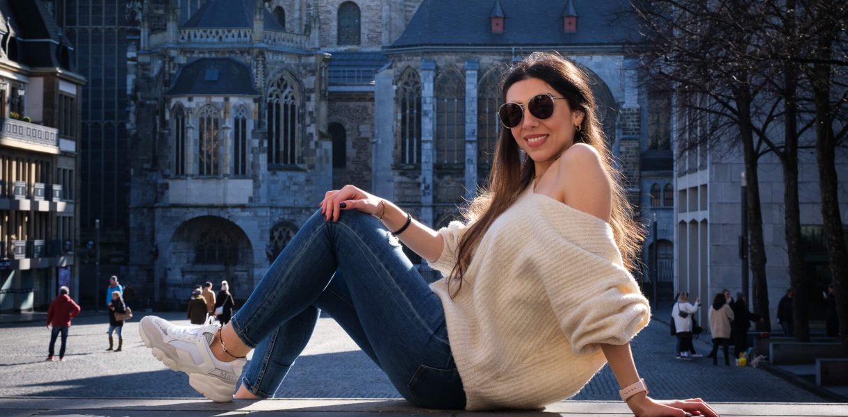 Model Street Fotografie sitzend vor Aachener Dom