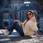 Model Street Fotografie sitzend vor Aachener Dom