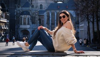 Model Street Fotografie sitzend vor Aachener Dom