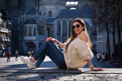 Model Street Fotografie sitzend vor Aachener Dom