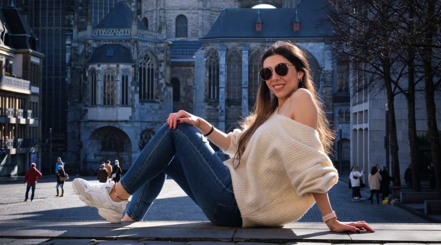 Model Street Fotografie sitzend vor Aachener Dom