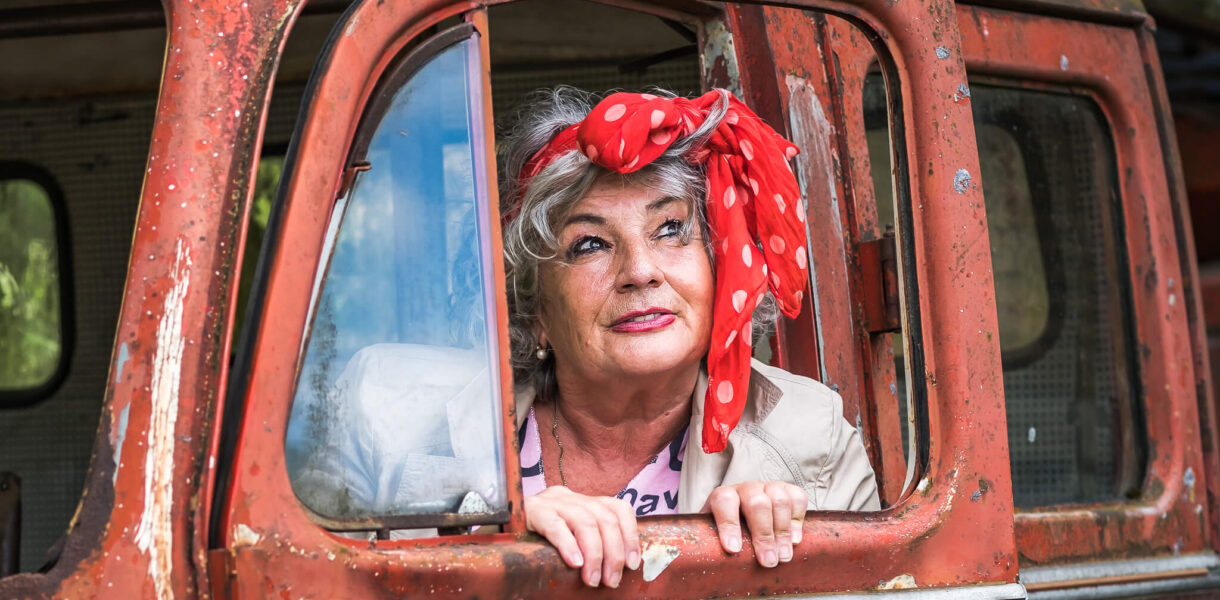 Foto mit einer Frau in einem alten Feuerwehrwagen auf einem Lost Places Gelände