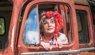 Foto mit einer Frau in einem alten Feuerwehrwagen auf einem Lost Places Gelände