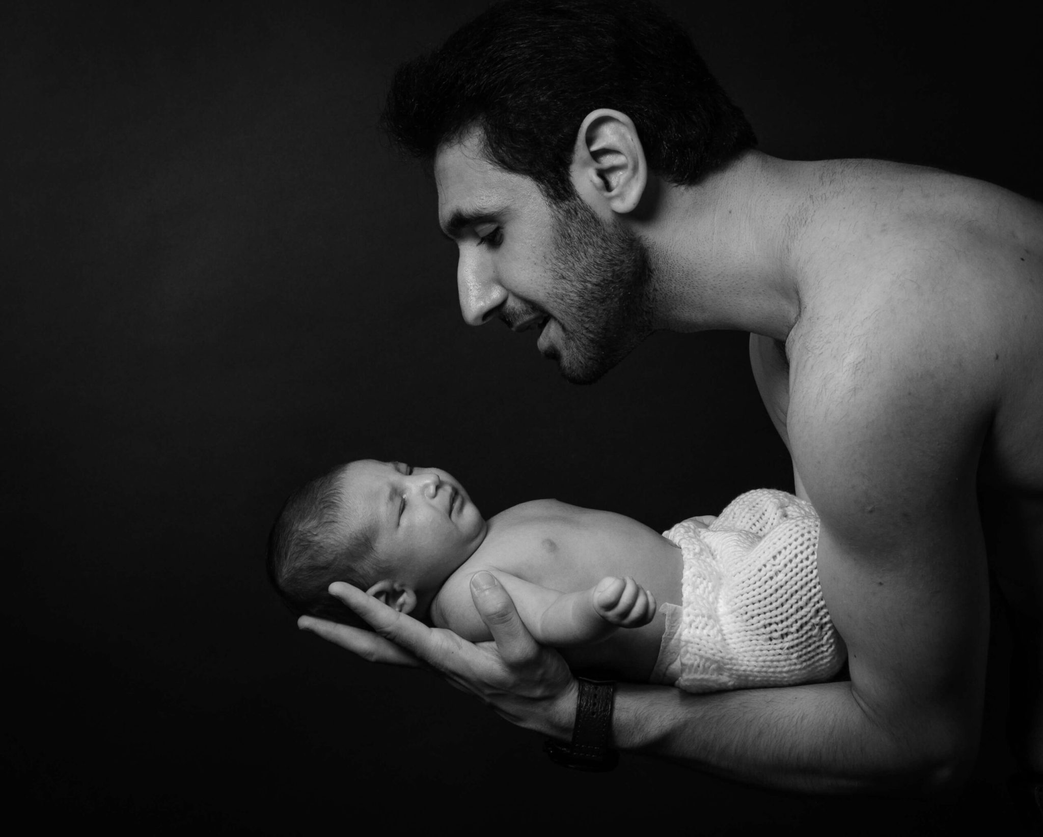 Babyshooting schwarz weiß mit Vater