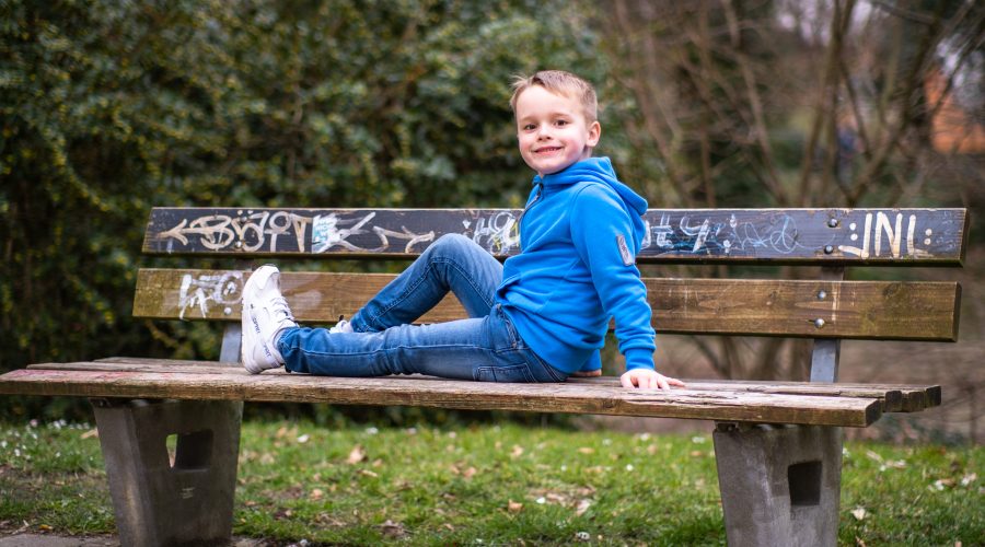 Kind auf Parkbank in Eschweiler