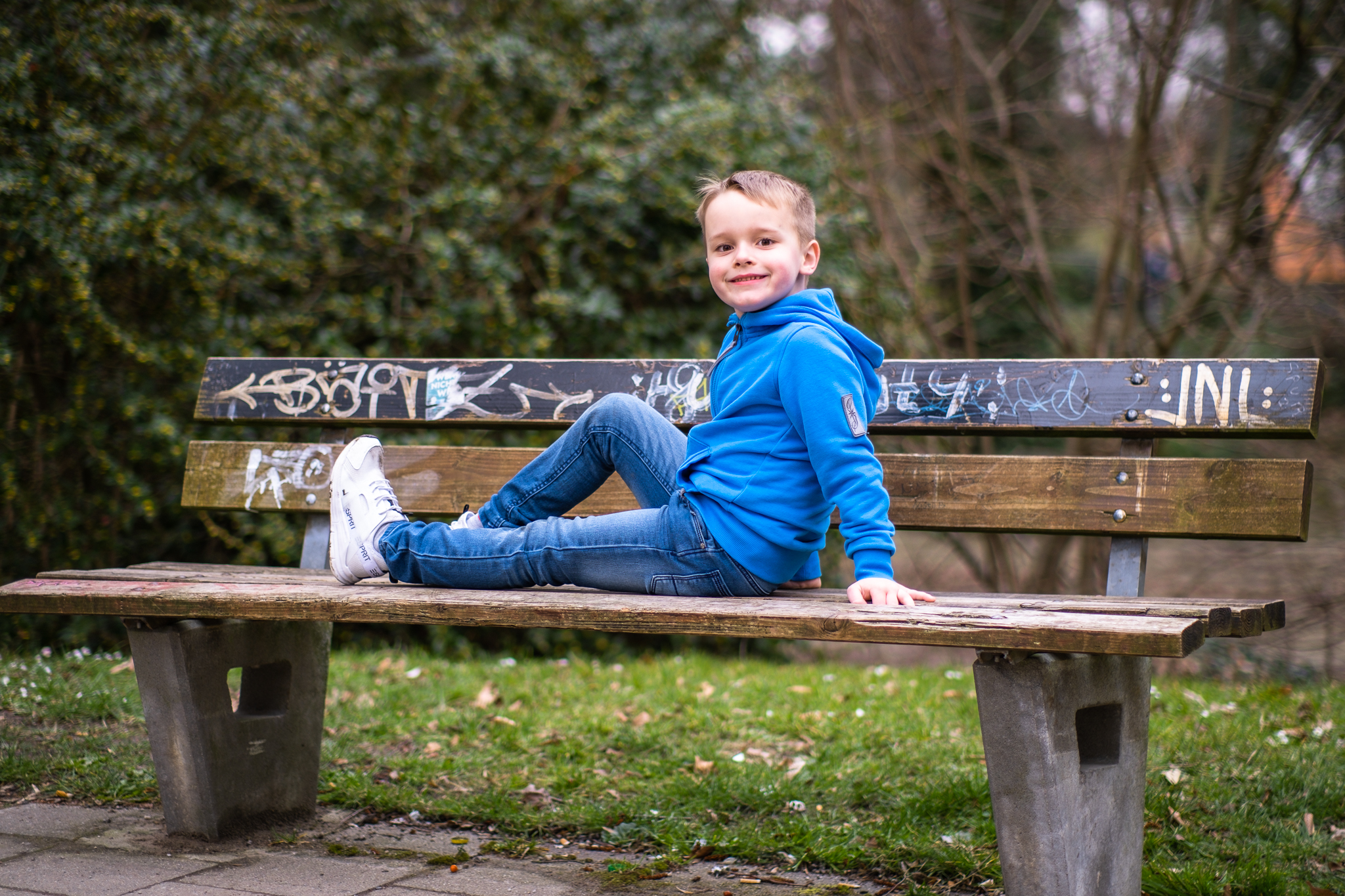 Kind auf Parkbank in Eschweiler