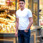 Model Shooting vor einer Bäckerei