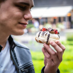 Donut essen am Elisenbrunnen in Aachen