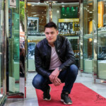 Fashion Fotografie vor einem Juwelier