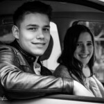 Model in einem Auto schwarz weiß