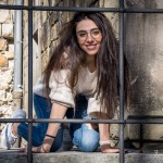 Model Street Fotografie vor einem Gitter