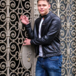 Schauspieler an einem Gitter