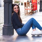 Model Street Fotografie sitzend an einer Laterne